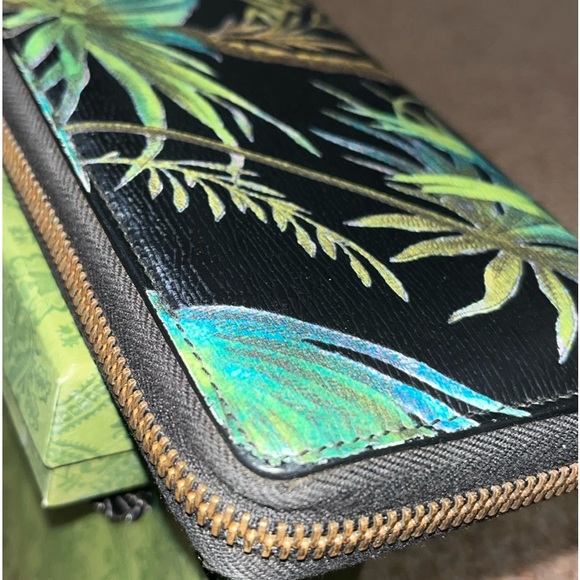 Gucci Tropical Bird continental wallet tropical bird scene 7.5 x 4.25 x 1  EUC - Picture 2 of 14